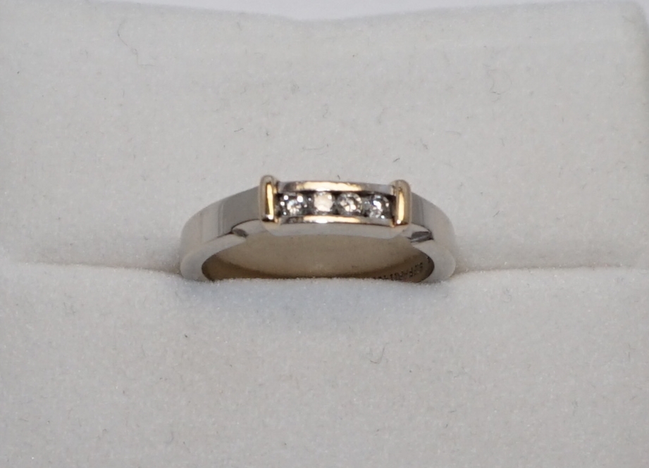Gold Ring 14kt with 4 Diamonds
