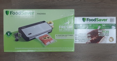 Foodsaver FM2900 Vacuum Sealer with Combo Pack of bags ***NEW***