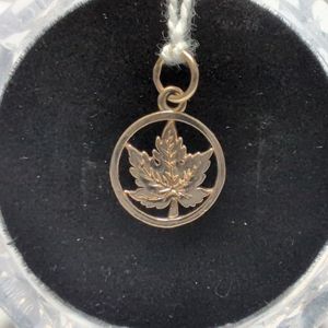 Yellow Gold 10k Maple Leaf Pendant 